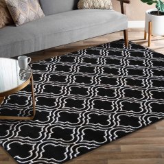 Škandinávsky koberec čiernej farby s bielym vzorom