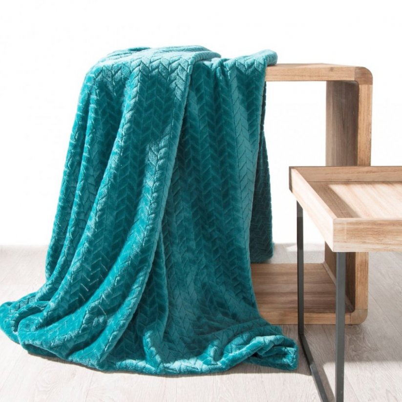 Tyrkysová hrejivá deka s geometrickým motívom