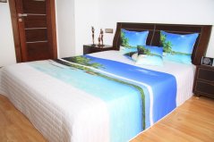 Cuvertură de pat albă cu un model de plajă exotică