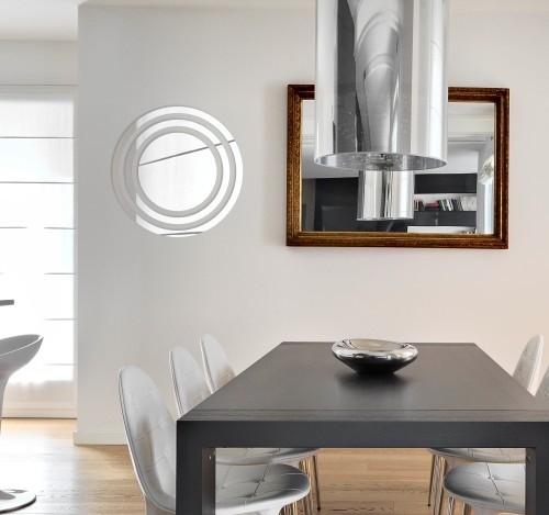Okrúhle dekoračné zrkadlo v modernom dizajne