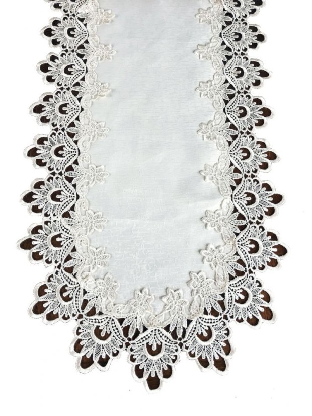 Ovális fehér terítő csipkével díszítve