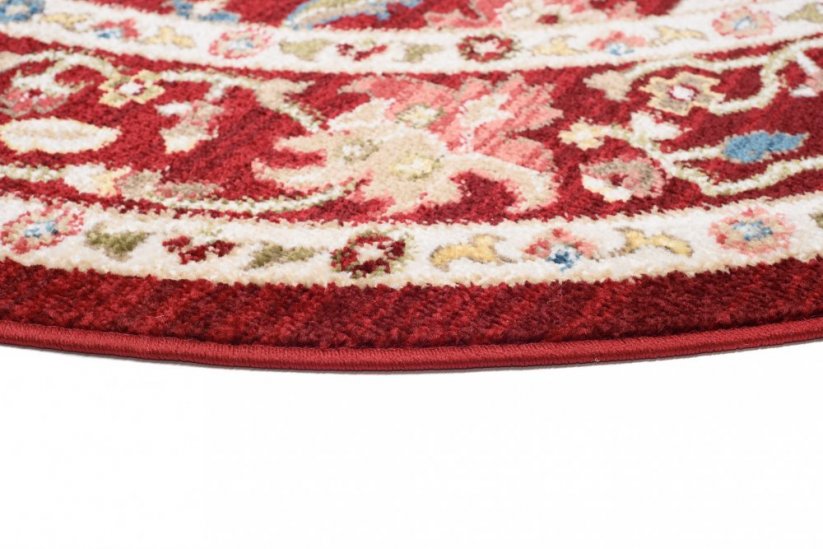 Červený okrúhly koberec vo vintage štýle
