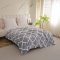 Graue Mikrofaser-Decke mit Muster