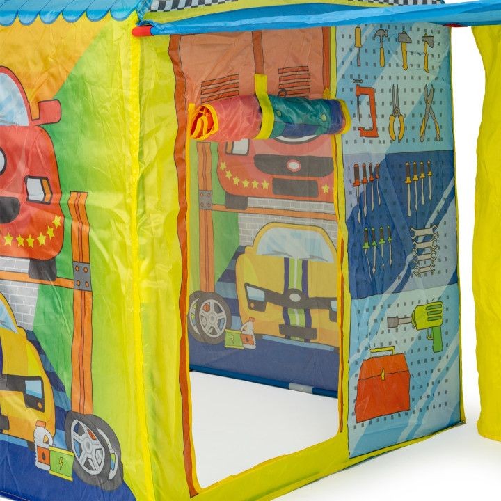 Una tenda nel design di un'officina automobilistica per un piccolo meccanico
