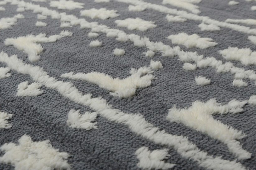 Lijepi sivi tepih u skandinavskom stilu 140 x 200 cm