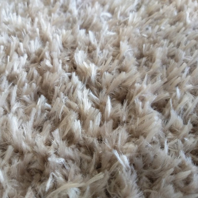 Kvalitný koberec s dlhým vlasom vo farbe cappuccino