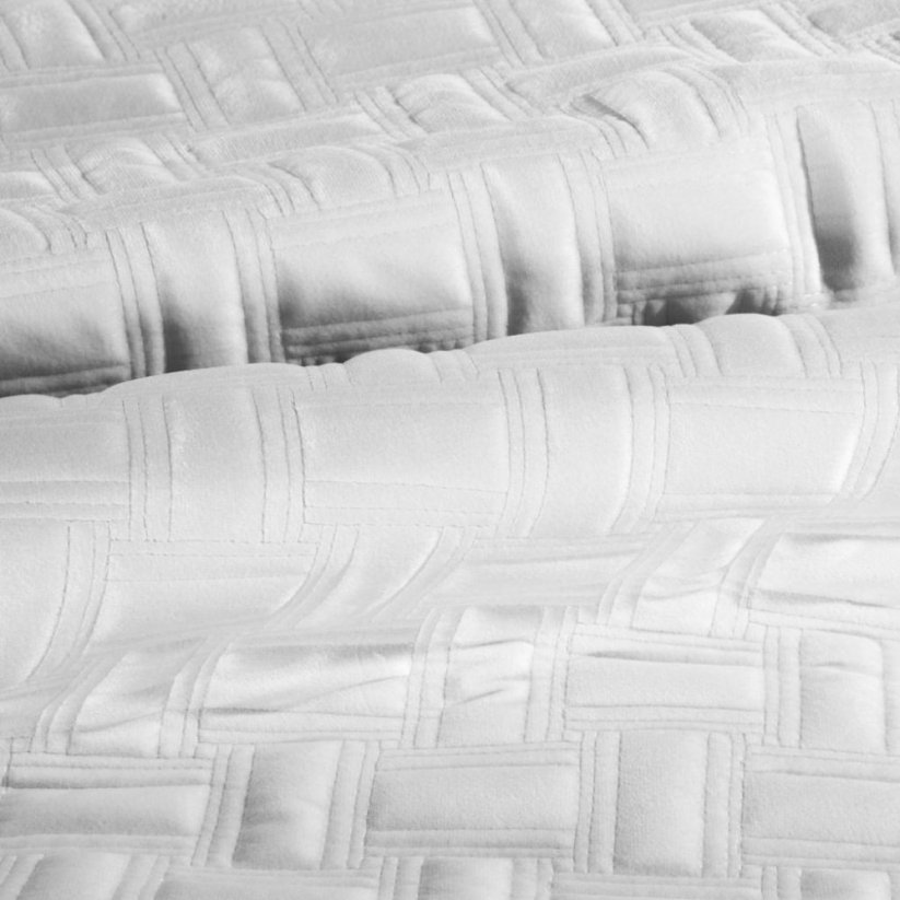 Prešívaný zamatový prehoz na posteľ bielej farby