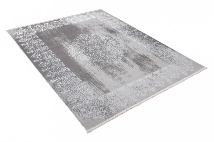 Moderný koberec sivej farby s orientálnym vzorom bielej farby