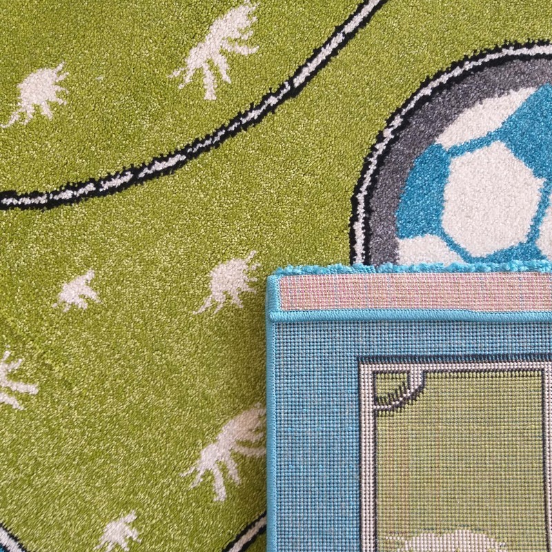 Sodobna preproga za otroško sobo z motivom nogometnega igrišča za dečke