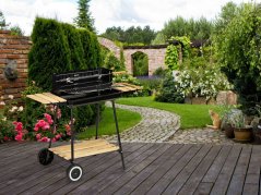 Kerti grill állítható polcokkal