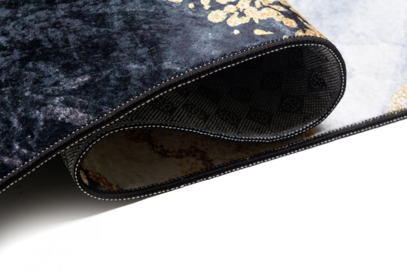 Tmavý moderný koberec s protišmykovou úpravou a abstraktným vzorom