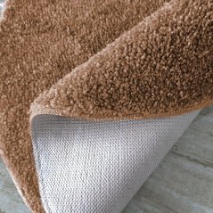 Okrugli čupavi tepih s visokim florom svijetlosmeđe boje