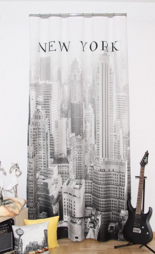 NEW YORK bílo šedý jednodílný závěs na okno s potiskem