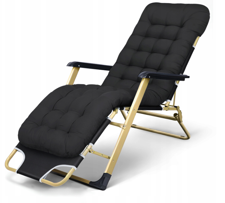 Gartenliegestuhl in goldener Farbe mit schwarzer Tasche