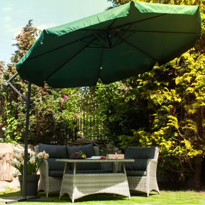 Veľký záhradný slnečník so stojanom zelenej farby