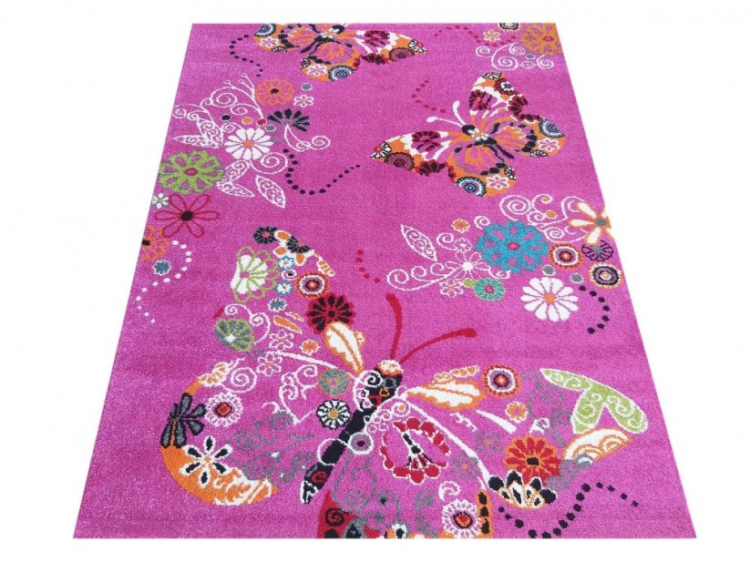 Модерен килим за детска стая в розово с перфектен мотив на пеперуда