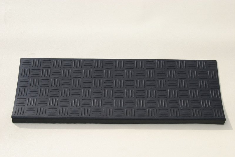 Gumová rohož na schody čiernej farby 76x26 cm