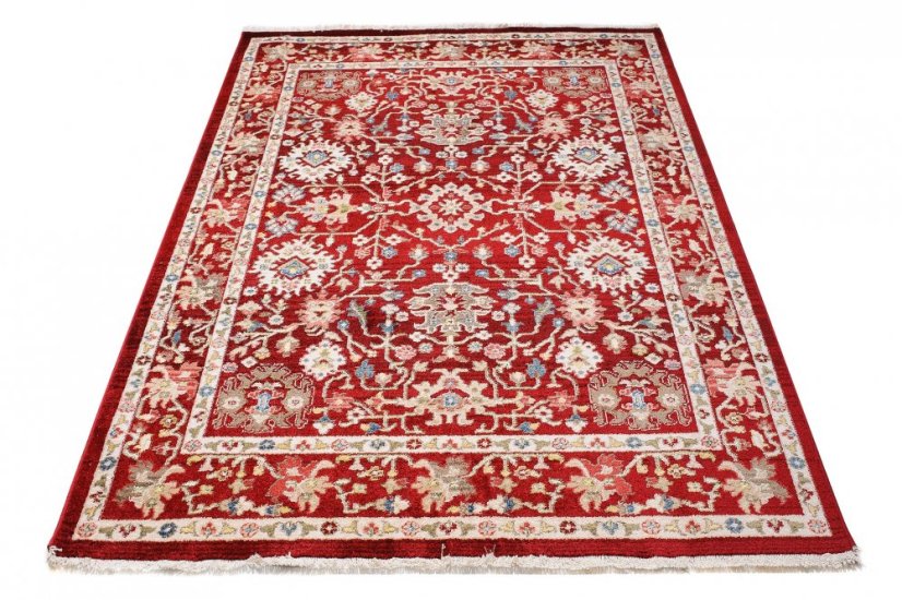 Krásny červený koberec vo vintage štýle