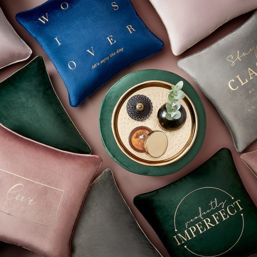 Modrá obliečka s nápisom Work is over 45 x 45 cm