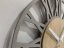 Schlichte graue Wanduhr im Holzdesign