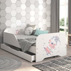 Dětská postel MIKI 160 x 80 cm s motivem dívky na pláži