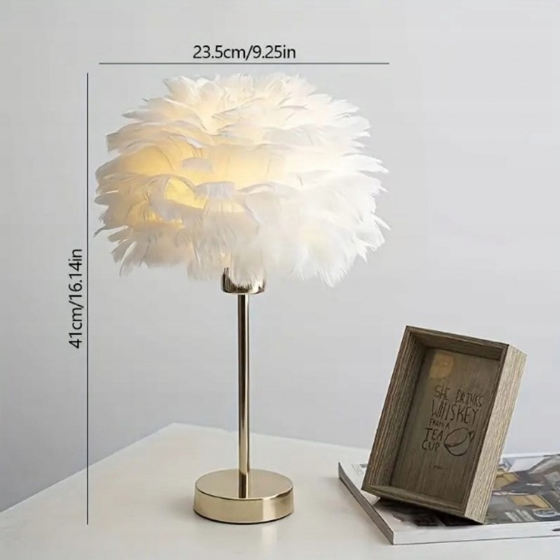 O lampă de masă elegantă cu LED și abajur din pene