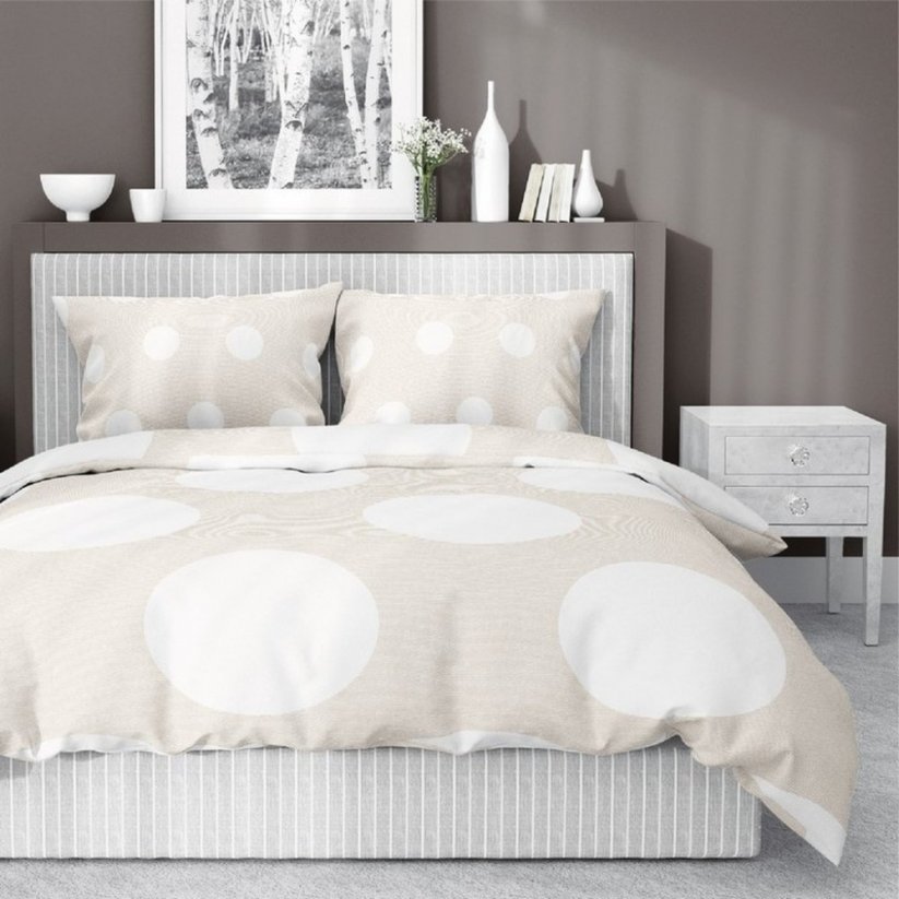 Kényelmes bézs-fehér lepedők pamut ágyon, nagy pöttyökkel