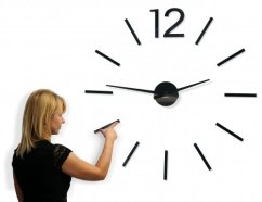 Große Wanduhr für das Wohnzimmer