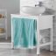 Kvalitní bavlněný ručník mentolové barvy se stylovou vyšívkou 70 x 130 cm