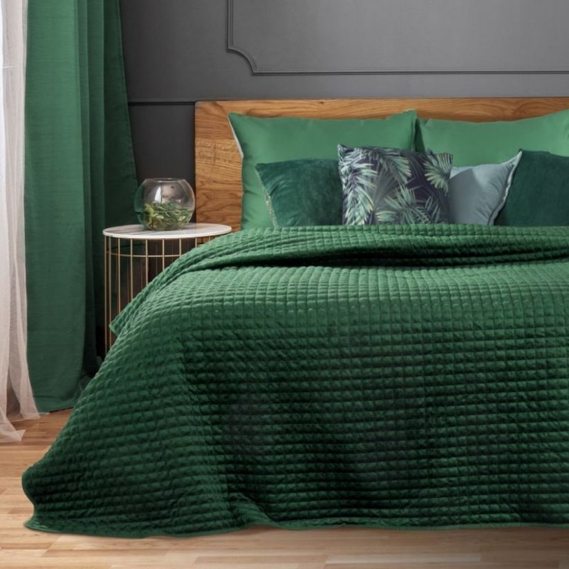 Egyszínű zöld ágytakaró díszvarrással