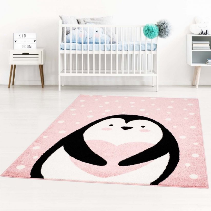 Originální růžový koberec do dětského pokoje s motivem tučňáka