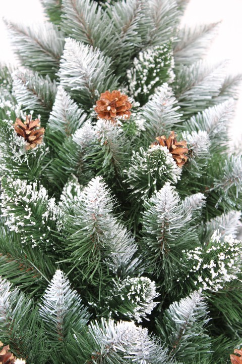 Egyedi enyhén hóval borított műkarácsonyi fenyőfa törzsön 160 cm