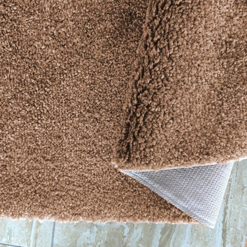 Shaggy koberec s vysokým vlasem světle hnědý