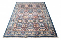 Blauer orientalischer Teppich im marokkanischen Stil