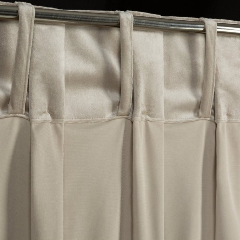 Bézs bársony függöny dekoratív öltésekkel és gombokkal a tetején