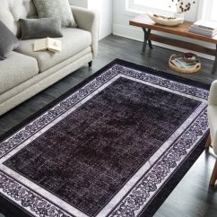 Elegantný čierny koberec s ornamentálnym lemom