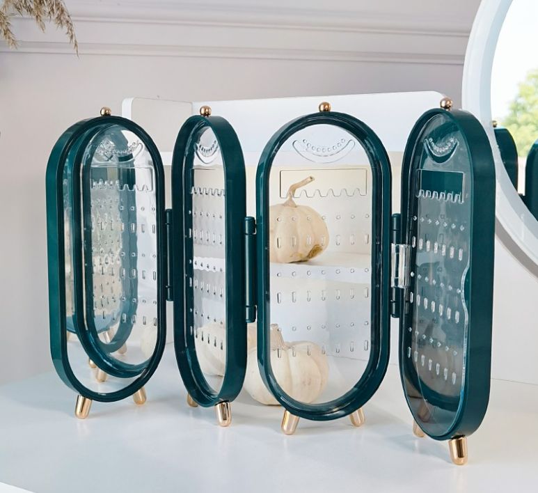 Elegantný stojan na šperky v tvare skrinky – luxusný doplnok pre váš toaletný stolík