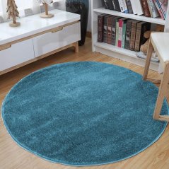 Jednofarebný okrúhly koberec modrej farby