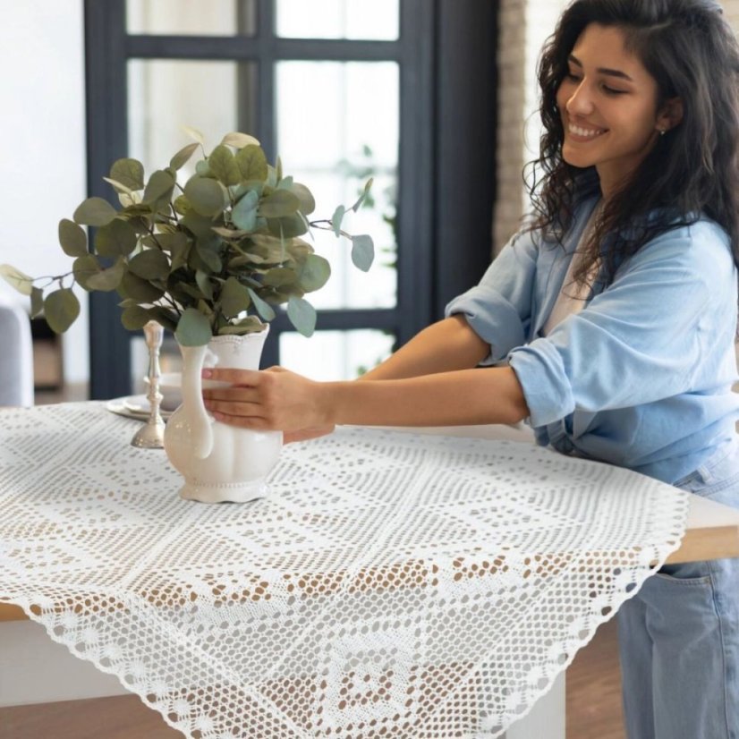 Față de masă albă elegantă cu margine de dantelă