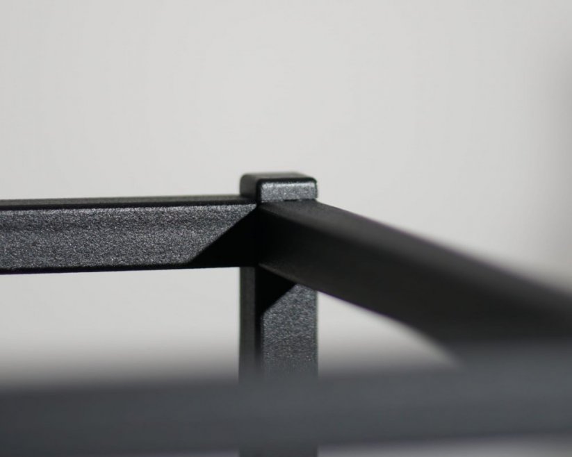Mat in minimalističen kovinski lonček v črni barvi 22x22x40 cm