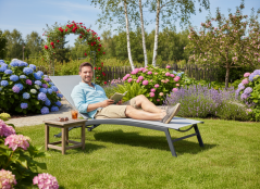 Verstellbare Gartenliege in Hellgrau