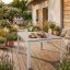Grande tavolo da giardino in beige con gambe bianche