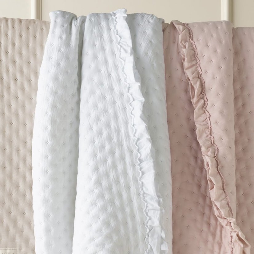 Prehoz na posteľ Molly bielej farby s volánom 200 x 220 cm