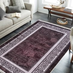 Elegantný hnedý koberec s ornamentálnym lemom