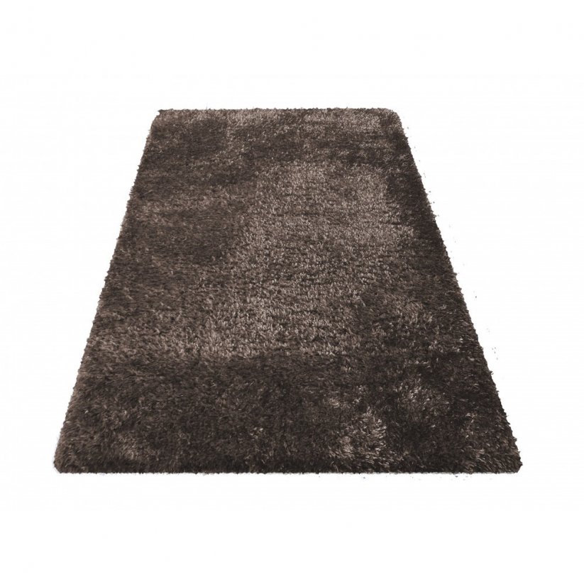 Hnedý chlpatý koberec do spálne