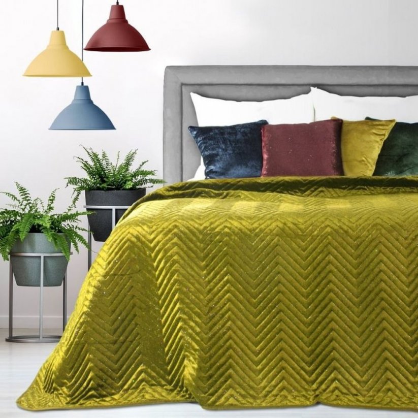 Sametový přehoz na postel v žluté barvě s prošíváním