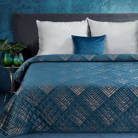 Elegantno posteljno pregrinjalo BLANKA temno modre barve z zlatim motivom