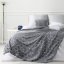Designová ocelově šedá hřejivá deka se stříbrným geometrickým tvarem
