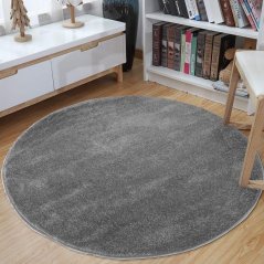 Jednofarebný okrúhly koberec sivej farby