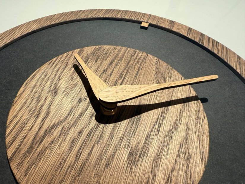 Lesena stenska ura iz temnega hrastovega lesa Oak Flow - 30 cm